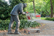 Bremski'-Statue eines Obdachlosen mit Einkaufswagen. Wurde ohne Genehmigung aufgebaut von einem unbekannten Knstler und wurde jetzt von der Stadt fest installiert.