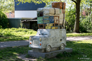Ford Transit - Statue als Denkmal für die Gastarbeiter der 60er Jahre