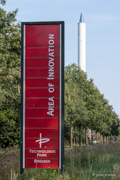 Werbeschild am Technologiepark mit Fallturm